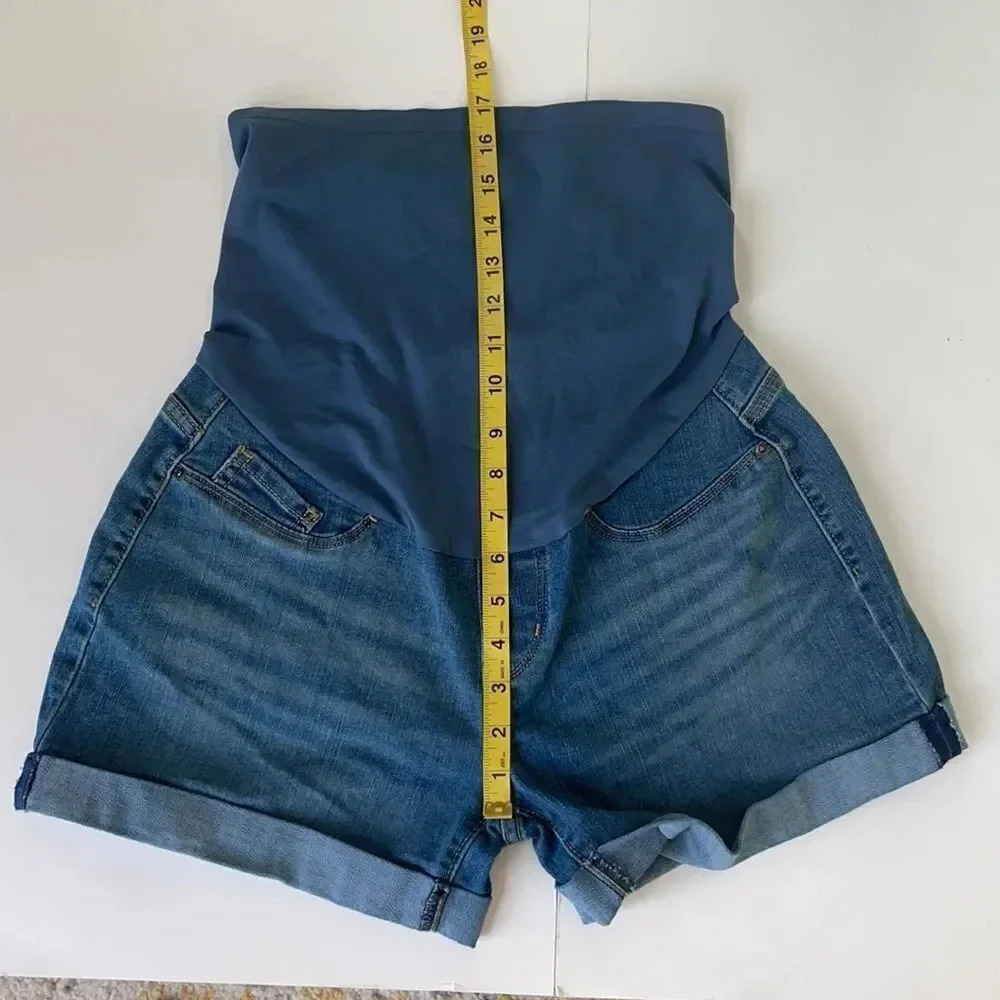 Levi’s signature maternity jean shorts, over the belly. Cuffed. Size small - Picture 5 of 11